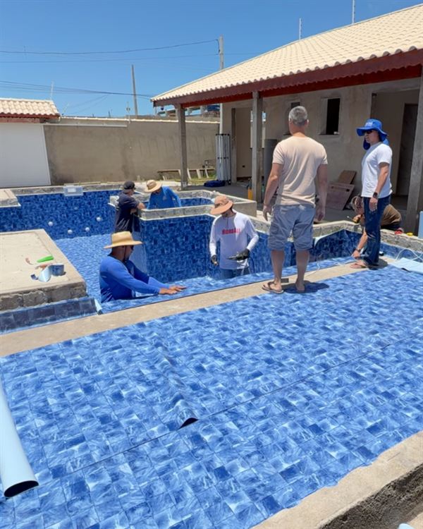 Aplicação de tela armada em piscina