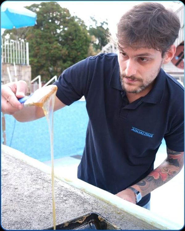 Instalador Aqualona na borda da piscina