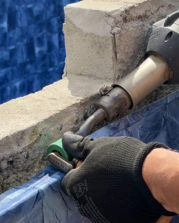 Detalhe da aplicação com soprador térmico