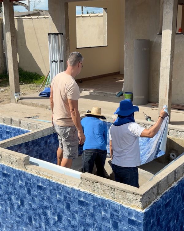 Instaladores trabalhando na piscina