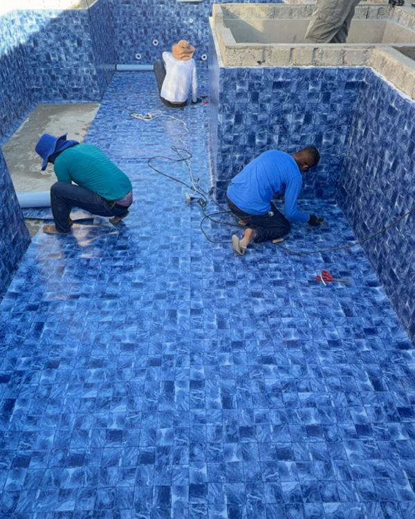Aplicação de tela armada em piscina revestida